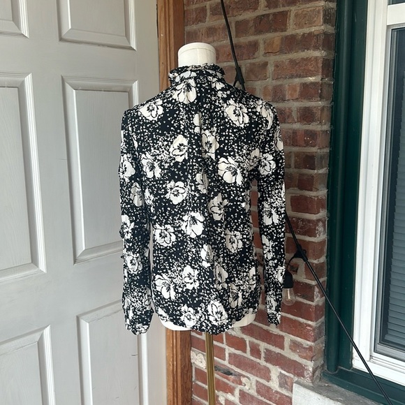 Black and white floral button up with complimentary wavy details - Picture 2 of 3